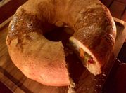 Una foto de pan con mortadela y queso