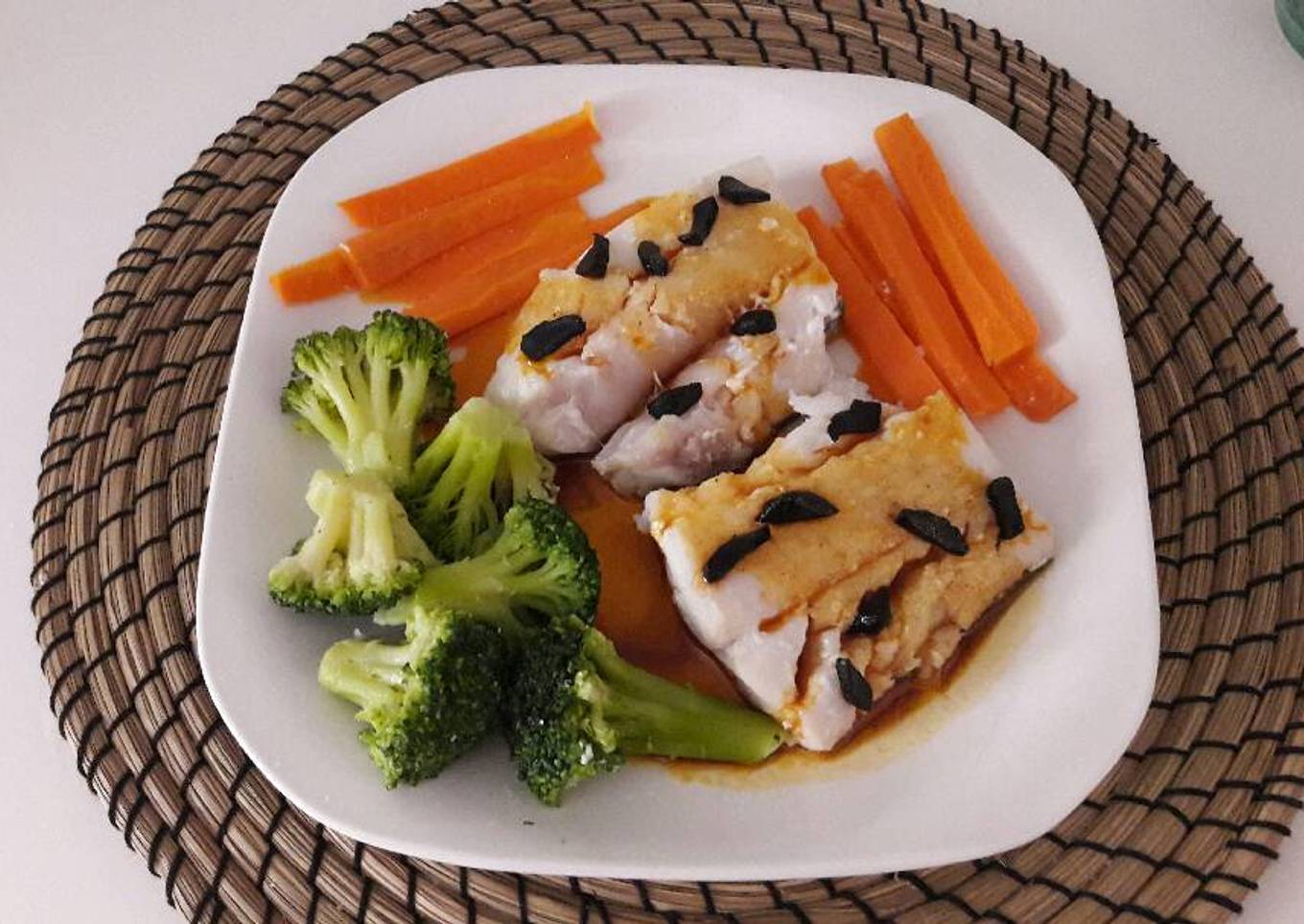 Bacalao a la gallega con ajo negro y verduritas (Thermomix)