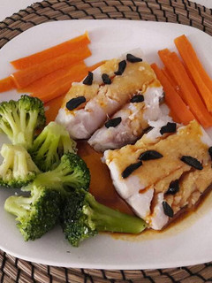 Una foto de Bacalao a la gallega con ajo negro y verduritas (Thermomix)