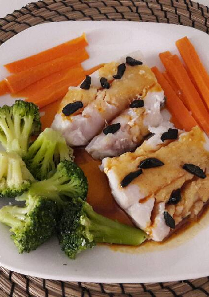 Una foto de Bacalao a la gallega con ajo negro y verduritas (Thermomix)