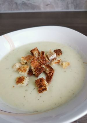 Kelkáposzta krémleves fokhagymás pirítóssal recept fotója