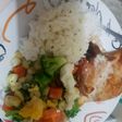 Arroz con chuleta y ensalada de legumbres