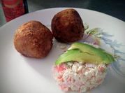 Una foto de bolitas de arroz y queso