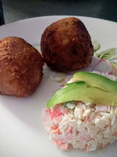 Una foto de Bolitas de arroz frito rellenas de queso