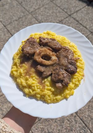 A picture of Risotto alla Milanese with Ossobuco.
