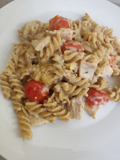 Una foto de Pasta con pollo, trufa y queso feta