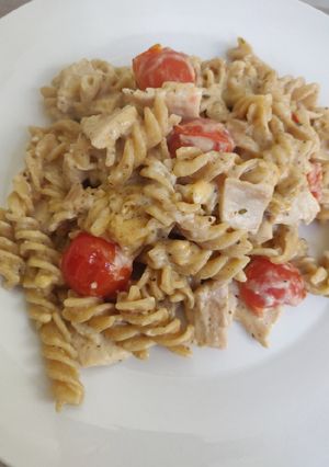 Una foto de Pasta con pollo, trufa y queso feta