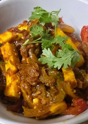A picture of Paneer Jalfrezi (dinner) with Naan.
