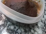 Una foto de bizcochuelo de chocolate con cacao amargo