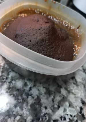 Una foto de ¡Bizcochuelo de chocolate en taza con pocos ingredientes! Microondas ✨
