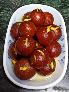 गुलाब जामुन (gulab jamun recipe in Hindi) रेसिपी मुख्य फोटो