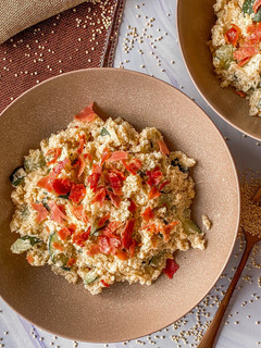 Una foto de Quinoa con calabacín y queso