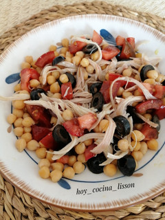 Una foto de Ensalada de garbanzos y pollo