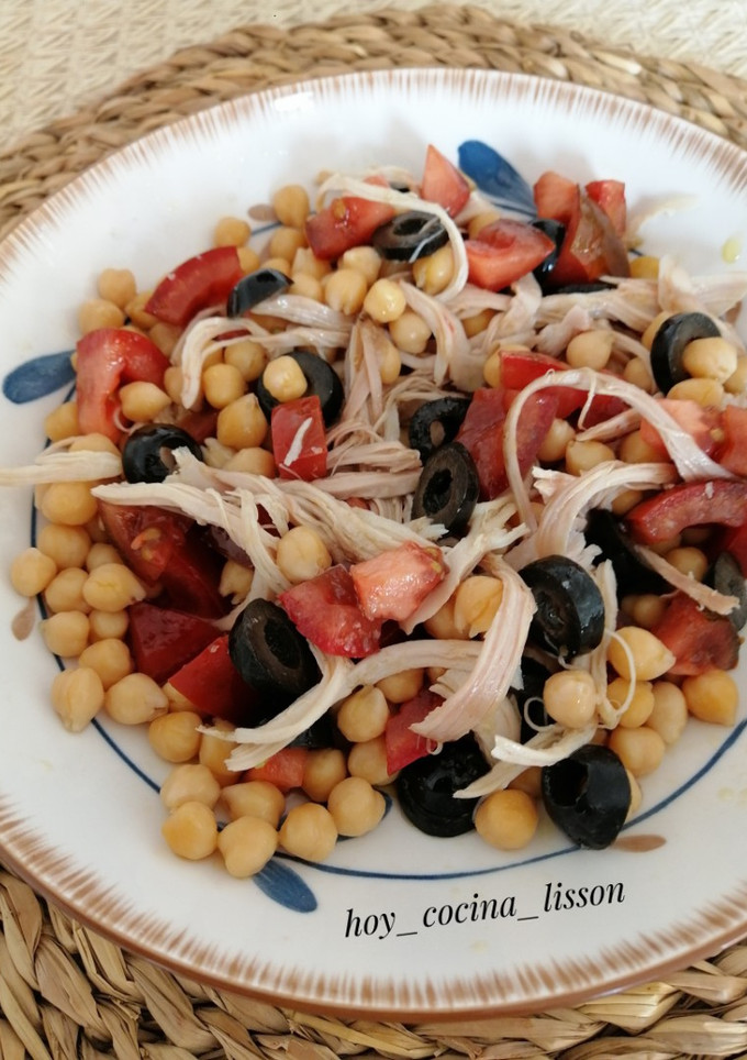 Una foto de Ensalada de garbanzos y pollo
