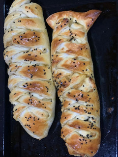 A picture of Pizza chicken bread.