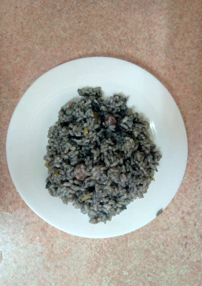 Una foto de Arroz negro con calamares
