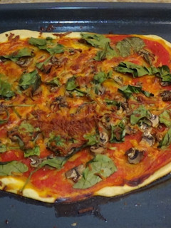 Una foto de Pizza de espinacas y champiñón