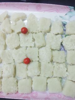 कोकोनट बर्फी (Coconut Burfi recipe in Hindi) रेसिपी मुख्य फोटो