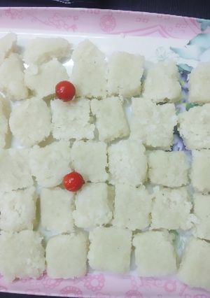 कोकोनट बर्फी (Coconut Burfi recipe in Hindi) रेसिपी मुख्य फोटो