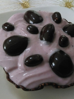 Foto principal de Tulipas de plátano y chocolates con crema de queso y moras