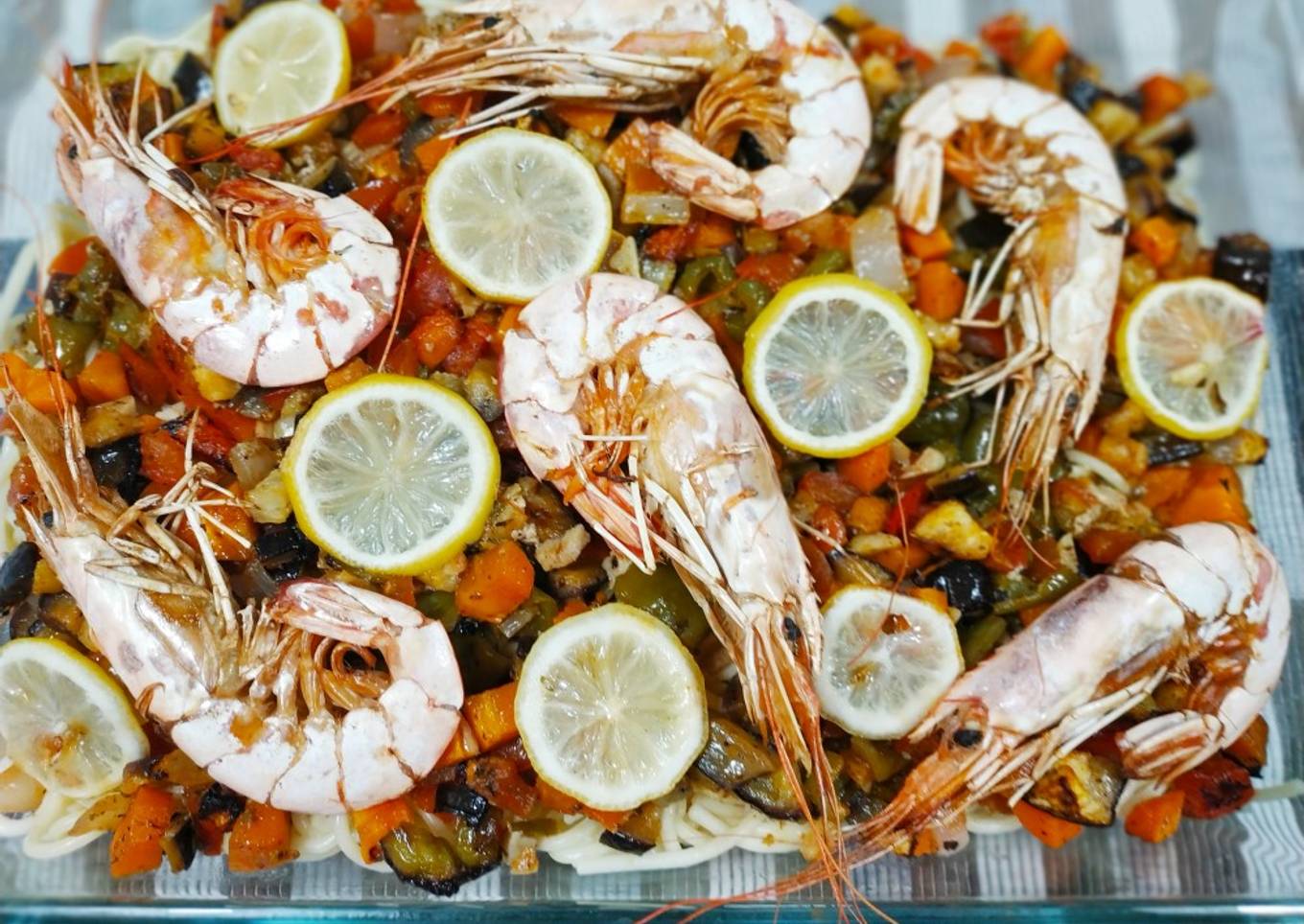 Espaguetis con verduras y gambones al horno