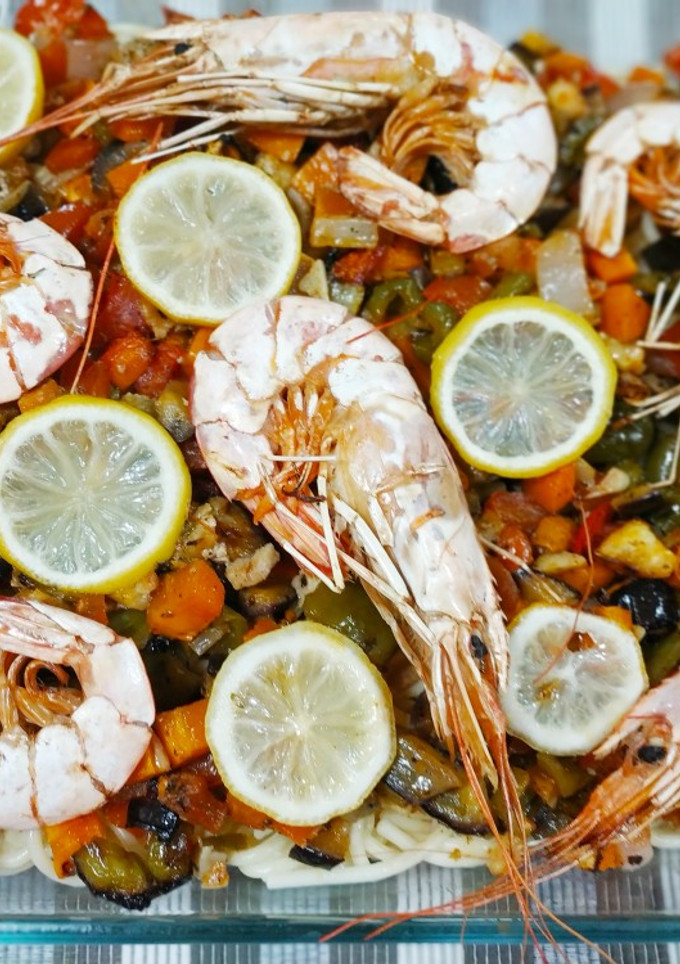 Una foto de Espaguetis con verduras y gambones (horno)