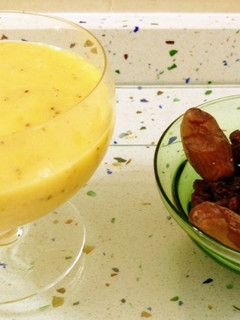 Una foto de Smoothie de tres frutas con dátiles y pasas