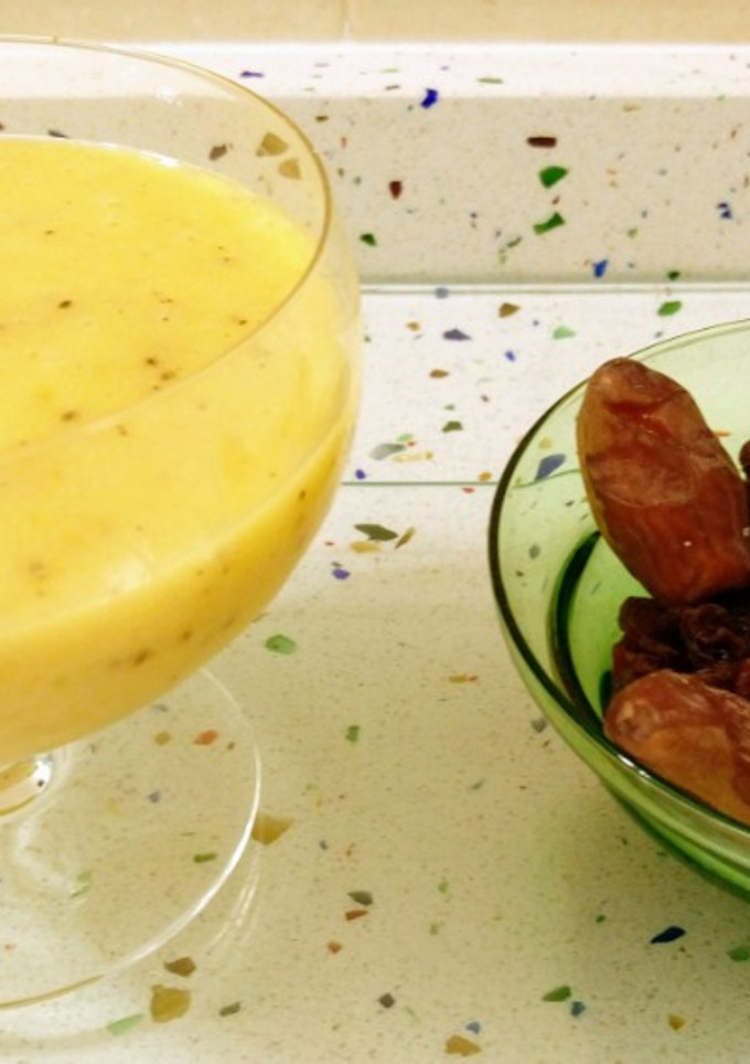 Una foto de Smoothie de tres frutas con dátiles y pasas