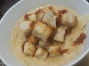 Una foto de sopa de cebolla