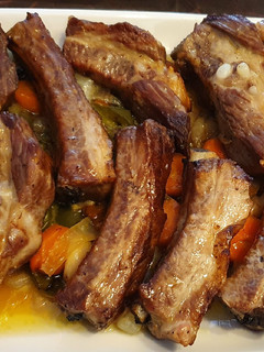 Una foto de Costilla de cerdo al horno con verduras