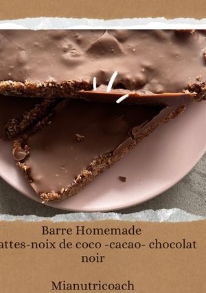 Une photo de Barres dattes-coco-chocolat noir