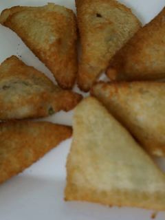Una foto de Empanadas navideñas de pan de caja, queso y pimiento rojo las Correa
