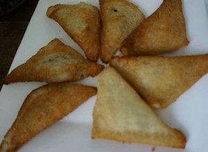 Una foto de Empanadas navideñas de pan de caja, queso y pimiento rojo las Correa
