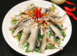 Hình của món Gỏi Cá Trích.
