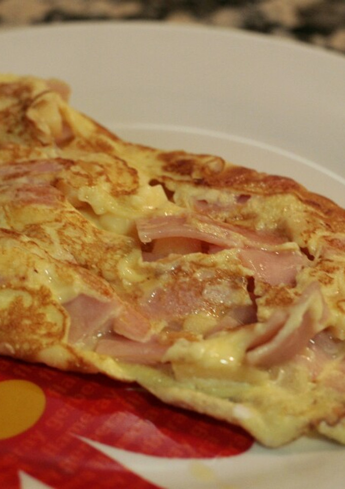 Una foto de Tortilla con manzana, queso y pavo para bebés y niños (+9M)🎈🍴
