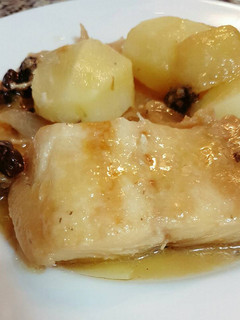 Una foto de Bacalao en salsa de cebolla y uvas pasa