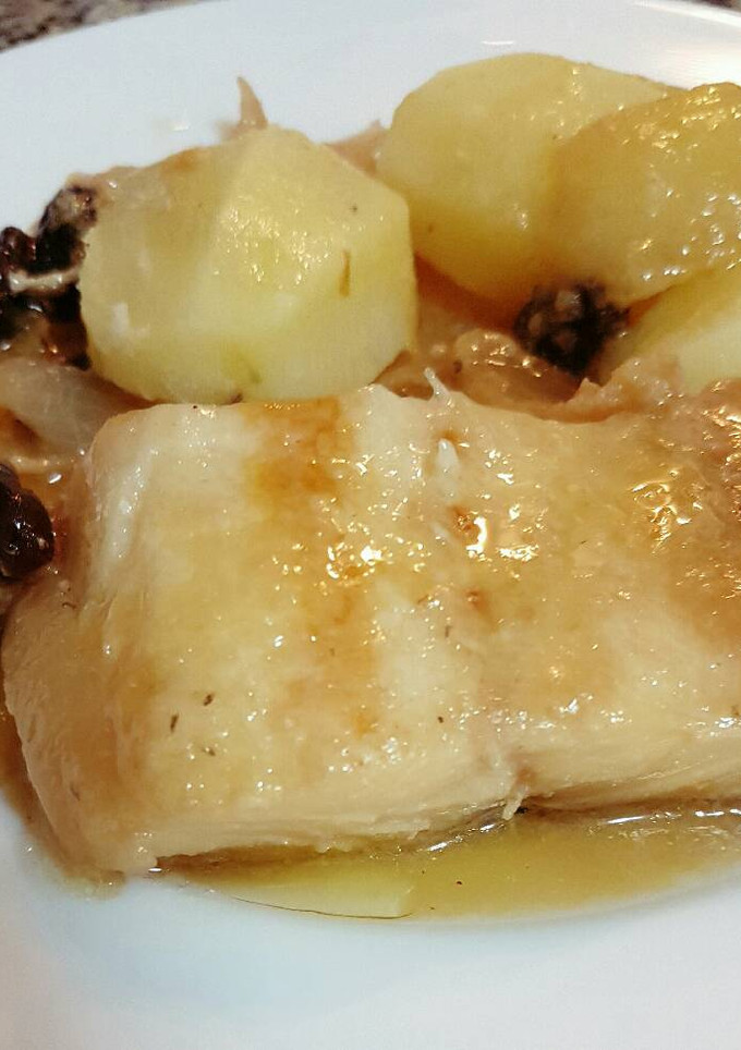 Una foto de Bacalao en salsa de cebolla y uvas pasa