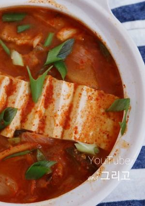超簡易韓式泡菜豬肉鍋돼지고기 김치찌개 的食譜成品照片
