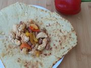 Una foto di piadina con legumi