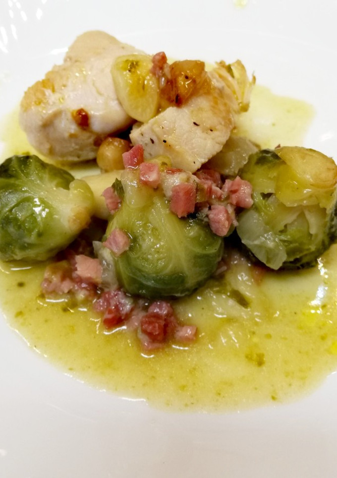 Una foto de Pechuga de pavo con coles de Bruselas y jamón