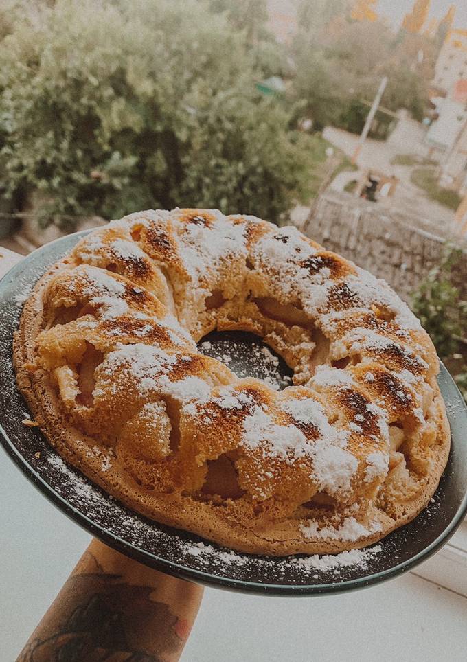 Шарлотка с яблоками