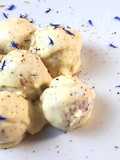 Bombe di patate viola con cuore tenero di pera in crema di cacio
