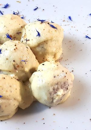 Foto di Bombe di patate viola con cuore tenero di pera in crema di cacio