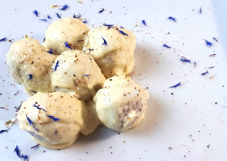 Bombe di patate viola con cuore tenero di pera in crema di cacio