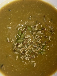Una foto de Crema de calabaza y boletus al ajo negro