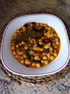 Una foto de Garbanzos con espinacas y gambas