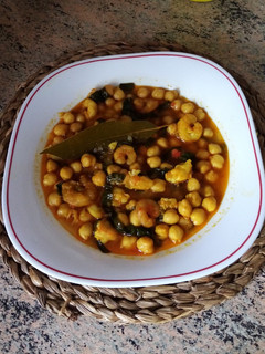 Una foto de Garbanzos con espinacas y gambas