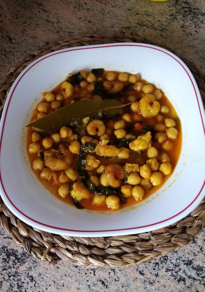 Una foto de Garbanzos con espinacas y gambas