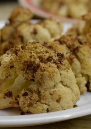 Una foto de Coliflor asado con Tahini