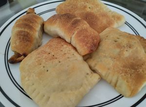 Una foto de Pasteles🥐 rellenos de carne molida🥩, arveja y papa criolla🥔🌰😜